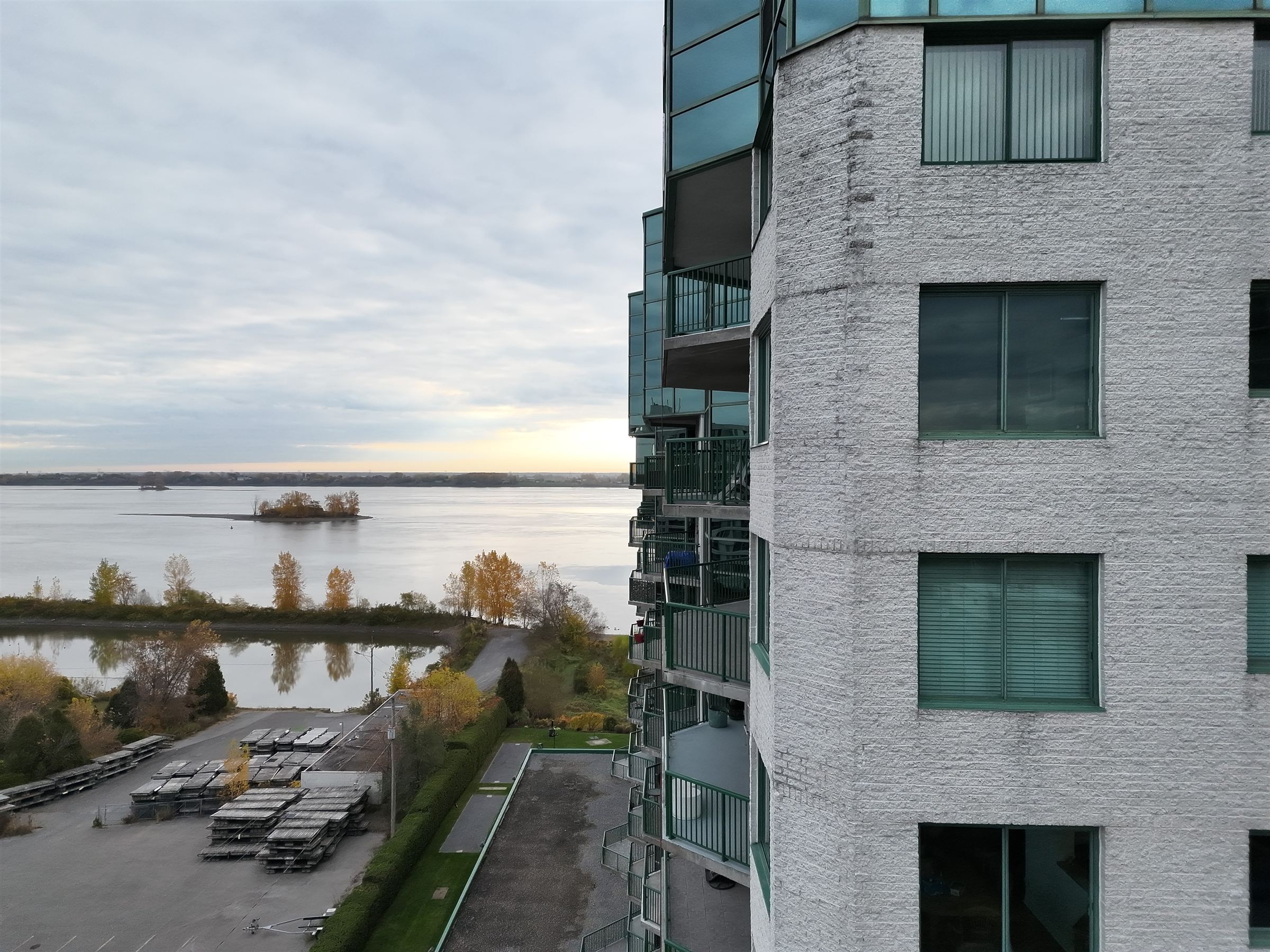 Relevé par drone d’un immeuble en copropriété au bord du fleuve