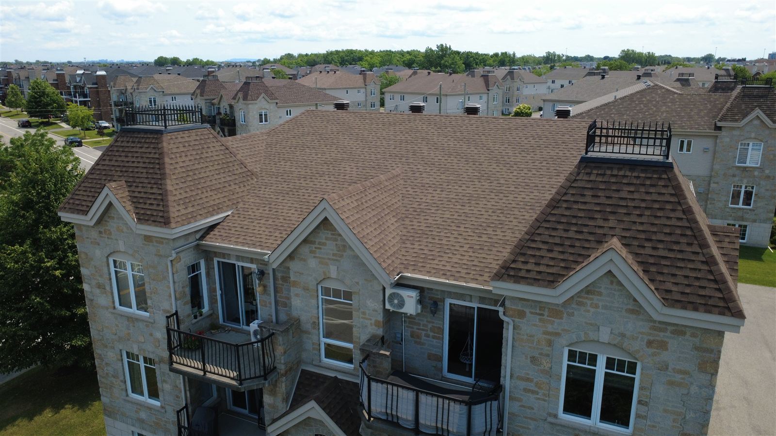 Copropriété en pierre vue par drone